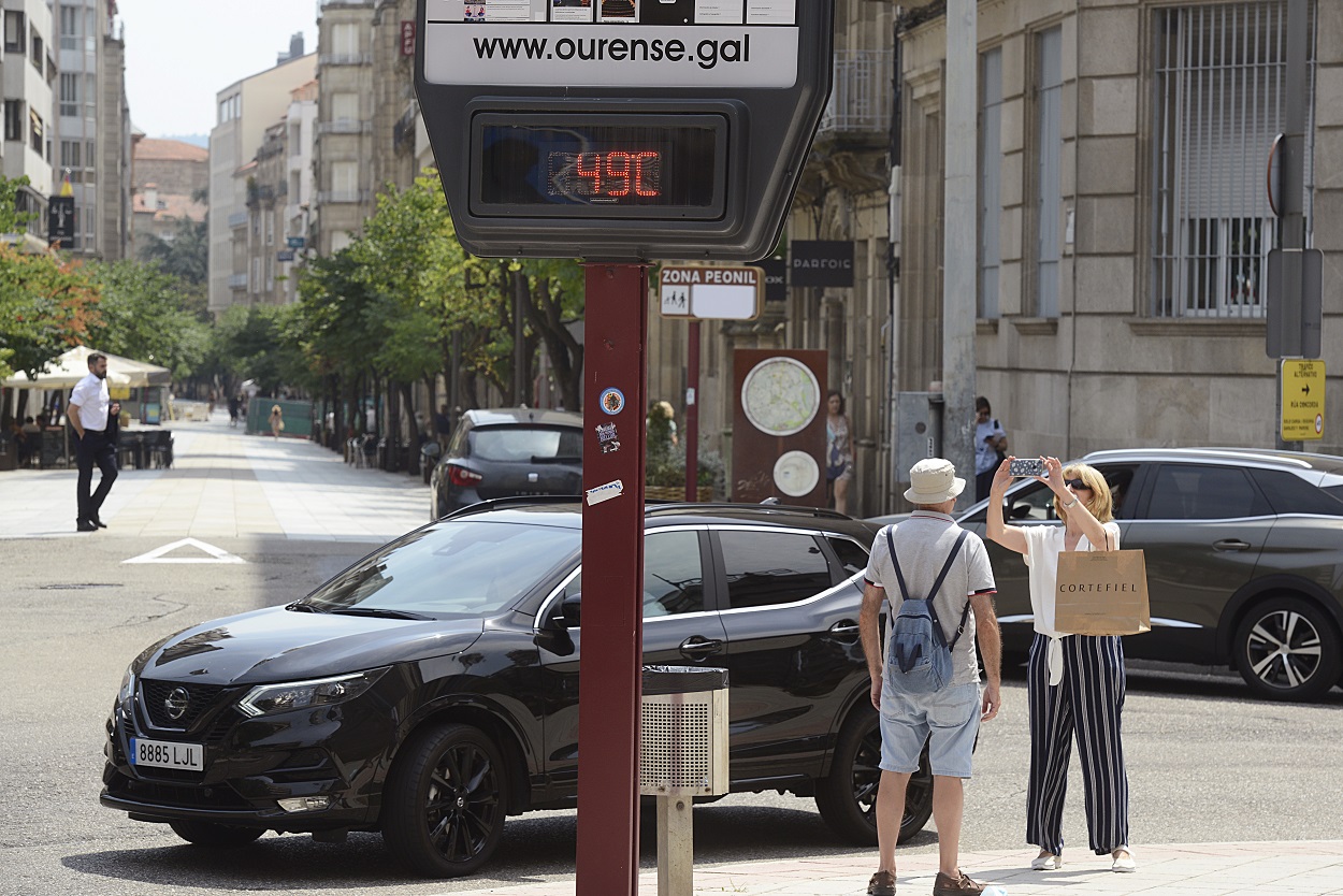 Un termómetro marca 49 grados en la calle en Ourense. EP