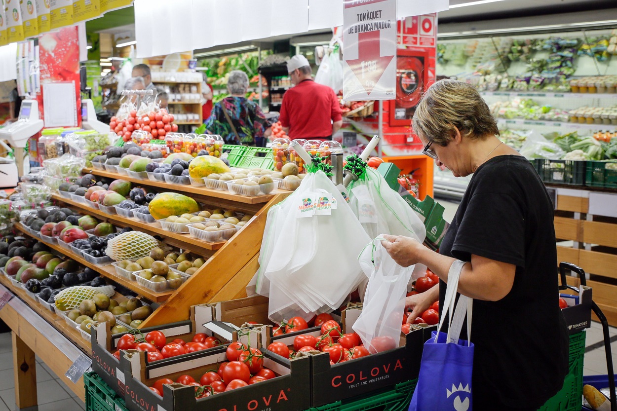 Mujer haciendo la compra en un Supermercado. EP.
