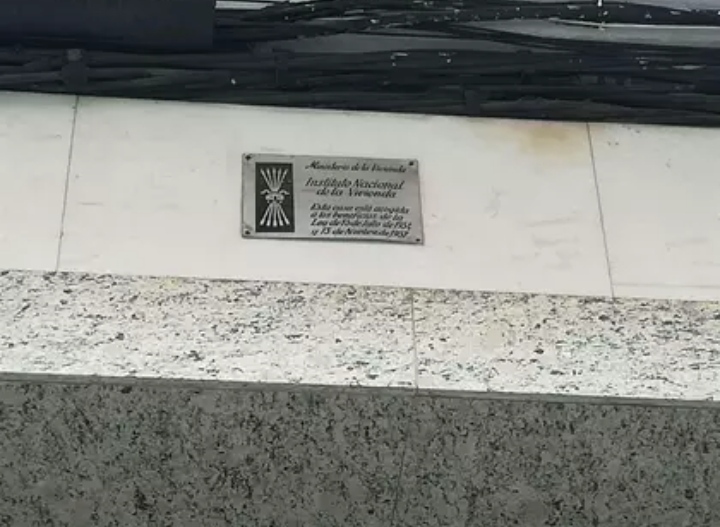 Placa de la vivienda franquista. EP Placa de la vivienda franquista. EP