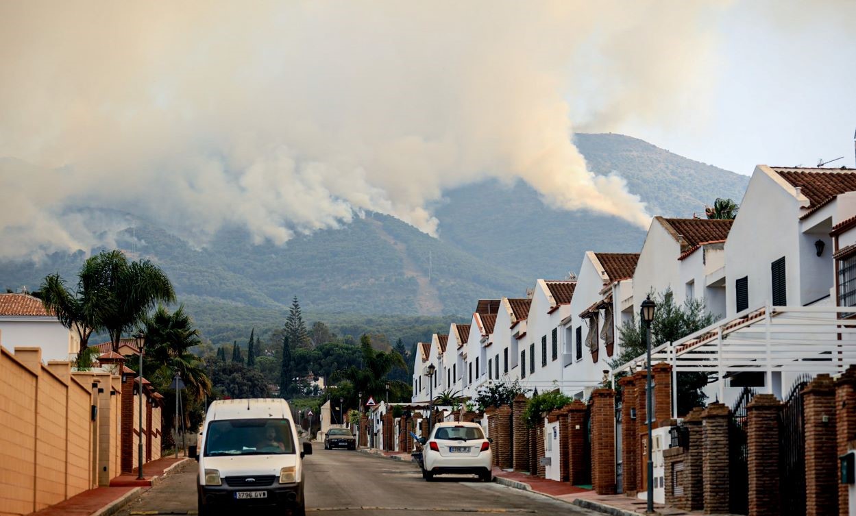 Vecinos de Alhaurín el Grande fueron desalojados preventivamente ayer por el incendio en la sierra de Mijas. ÁLEX ZEA/EP