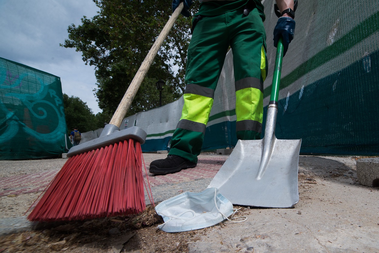 Desde UGT han señalado las quejas por el uniforme de los trabajadores de la limpieza . EP.