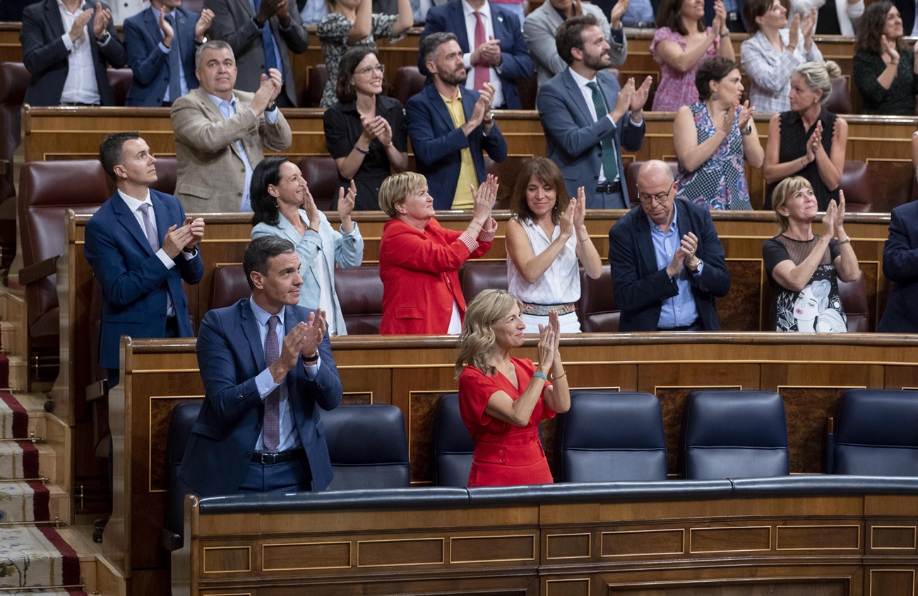 El presidente del Gobierno, Pedro Sánchez, y la vicepresidenta segunda y ministra de Trabajo y Economía Social, Yolanda Díaz, aplauden tras aprobarse el proyecto de ley de Memoria Democrática. EP