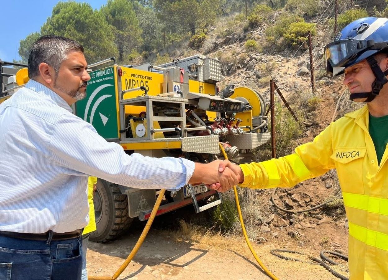 El alcalde de Mijas, Josele González, saluda a un miembro del Plan Infoca que participa en las labores contra el incendio forestal originado en el paraje El Higuerón de Mijas.