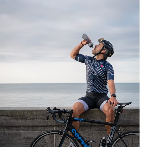 Ciclista hidratándose
