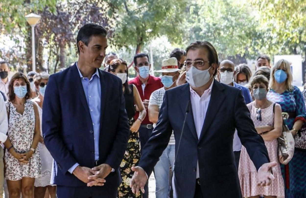 El presidente del Gobierno, Pedro Sánchez, junto al presidente de la Junta de Extremadura, Guillermo Fernández Vara, en una imagen de archivo. EP