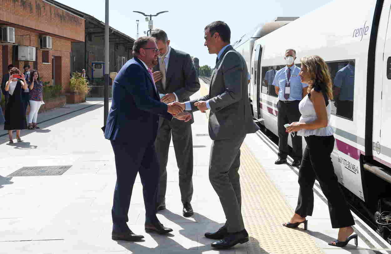El presidente del Gobierno, Pedro Sánchez, saluda al alcalde de Mérida, Antonio Rodríguez Osuna, junto con el rey Felipe VI