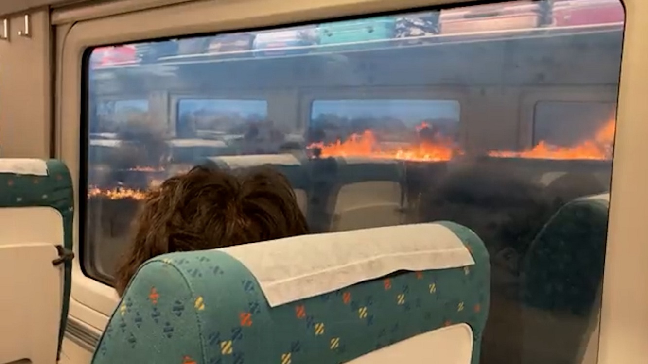 Incendio en las inmediaciones de un tren. Twiter.