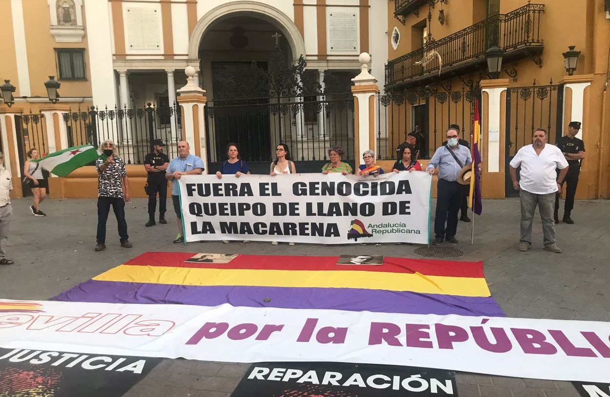 Concentración ante la basílica de la Macarena para exigir la exupulsión del templo del genocida Queipo de Llano.