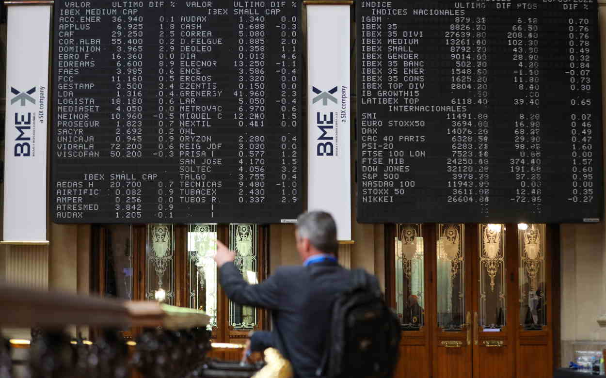 No falta cultura financiera, faltan ganancias sólidas. En la imagen, los paneles de valores del IBEX 35 en el Palacio de la Bolsa de Madrid. EP