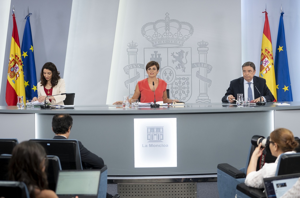 La ministra de Justicia, Pilar Llop; la ministra Portavoz, Isabel Rodríguez; y el ministro de Agricultura, Pesca y Alimentación, Luis Planas, ofrecen una rueda de prensa tras el Consejo de Ministros celebrado en Moncloa. EP.