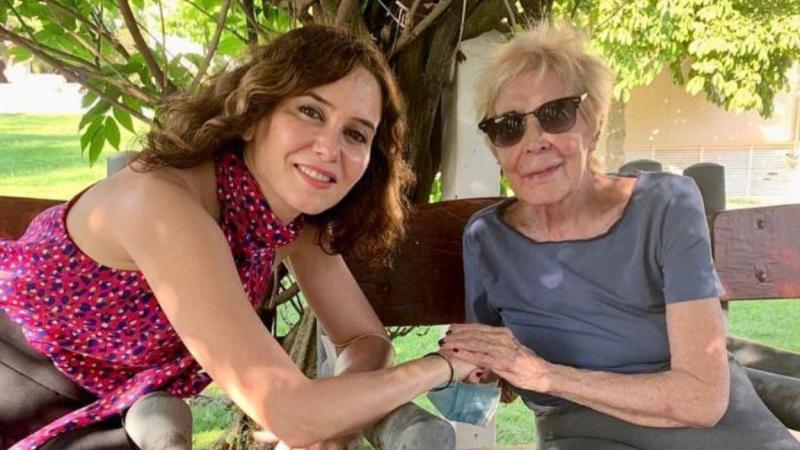 Imagen del perfil de Instagram de Isabel Díaz Ayuso con Concha Velasco en su residencia