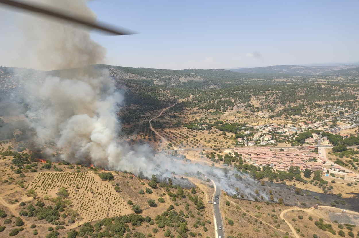 Imágenes del incendio que asola al municipio abulense de Cebreros. EP