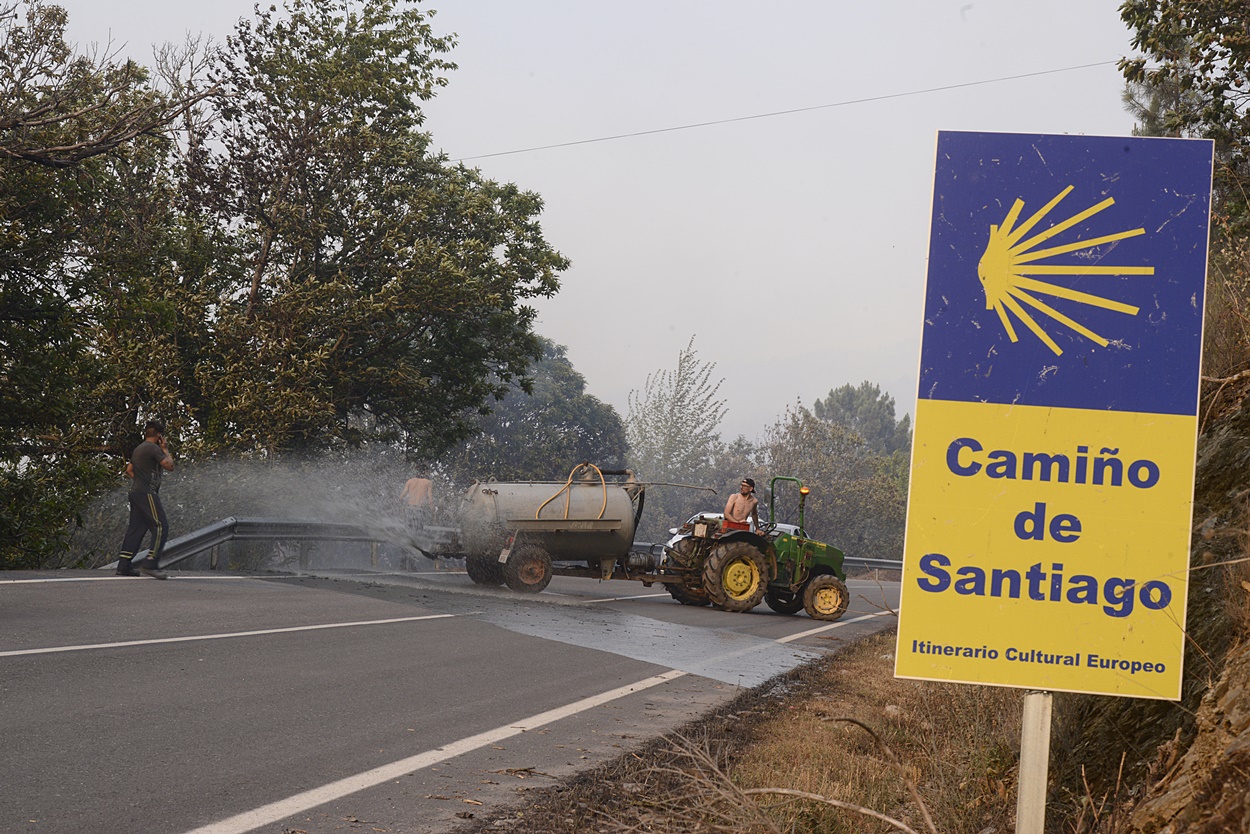 Vecinos de la zona de O Barco de Valdeorras tratando de ayudar estos días en la extinción de los incendios (Foto: Europa Press).