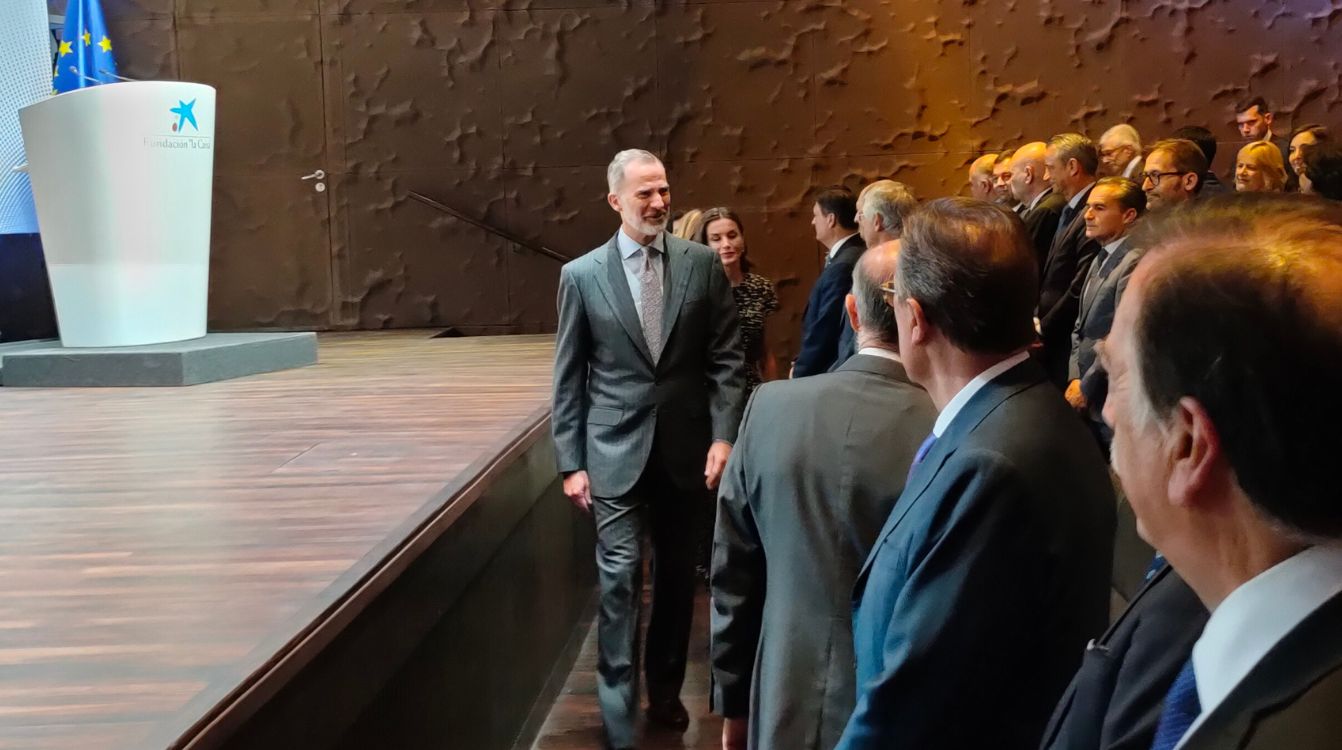 Felipe VI y Letizia llegan al autidorio de CaixaForum Madrid