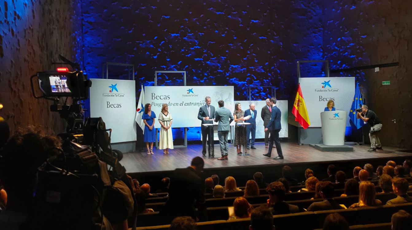 Felipe VI y Letizia entregan las becas a dos de los estudiantes seleccionados