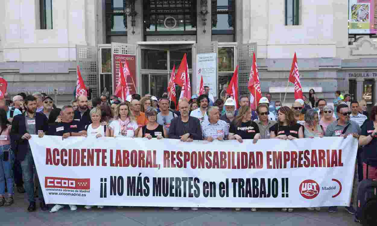 CCOO y UGT (Unai Sordo y Pepe Álvarez en el centro) se manifiestan en Madrid por la muerte de dos trabajadores por la ola de calor. EP