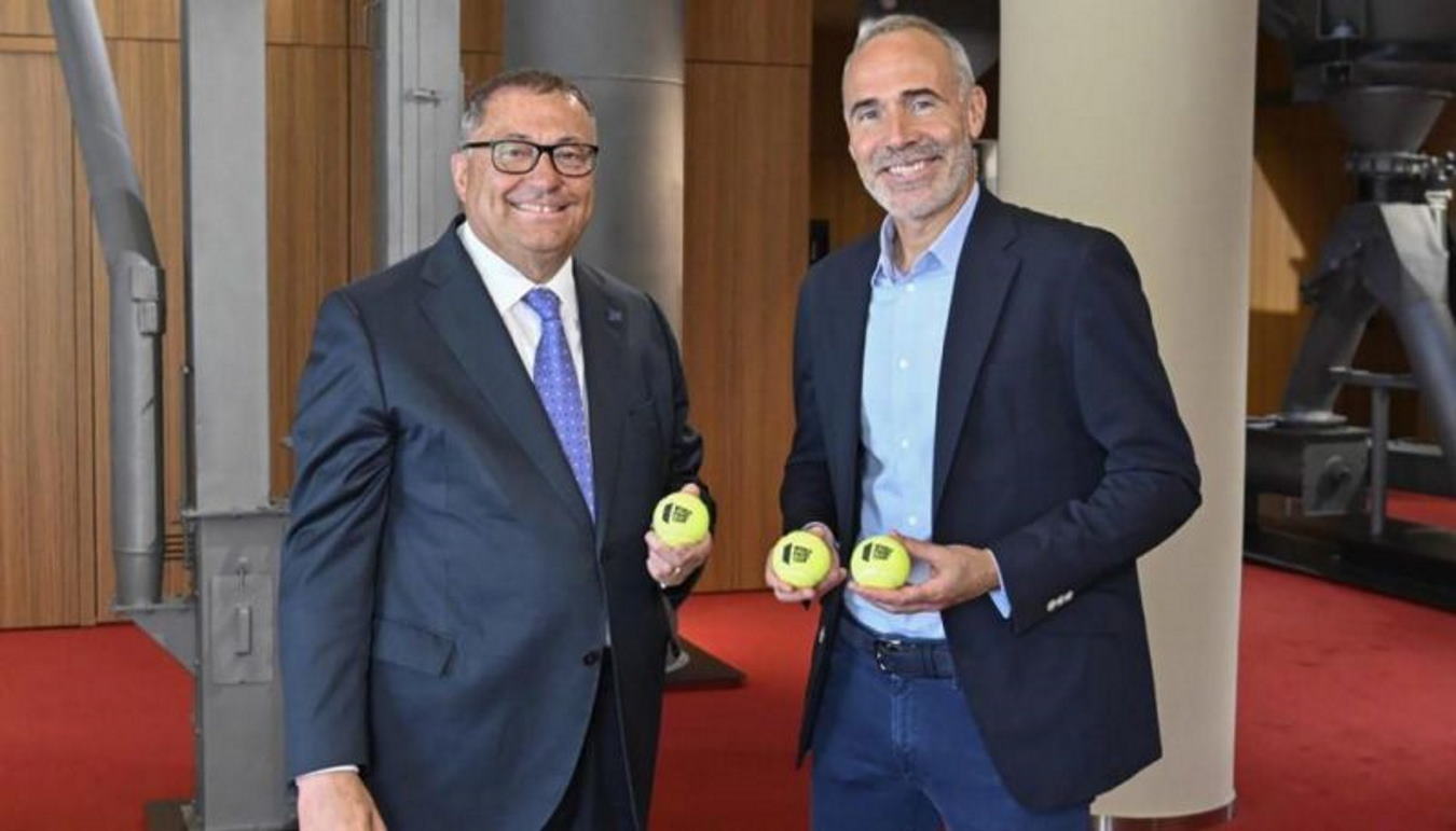 Ramón Agenjo, presidente de World Padel Tour, junto a Àlex Corretja