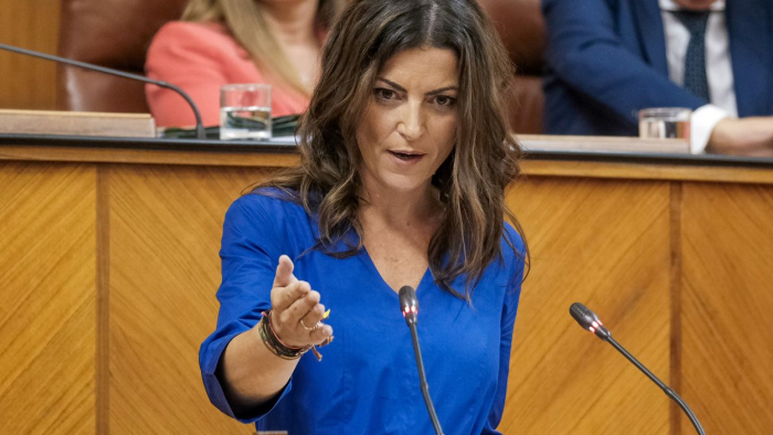 la-diputada-macarena-olona-replica-al-candidato-a-la-presidencia-de-la-junta-durante-el-debate-de-investidura_5_700x394.jpeg