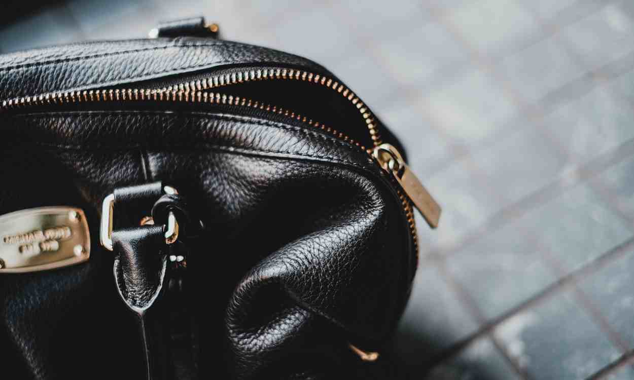 Descubre las bolas para limpiar tu bolso o mochila. Pexels