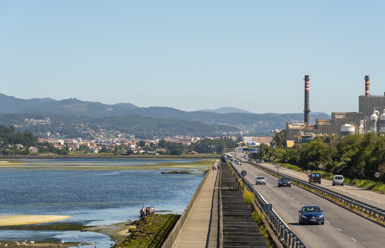 Imagen de la fábrica de Ence situada en plena ría de Pontevedra (Foto: Europa Press/Archivo).