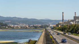 Imagen de la fábrica de Ence situada en plena ría de Pontevedra (Foto: Europa Press/Archivo).