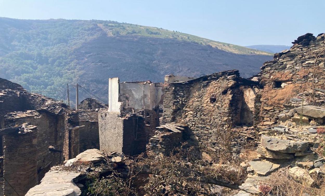 El incendio quema varias casas en Candeda