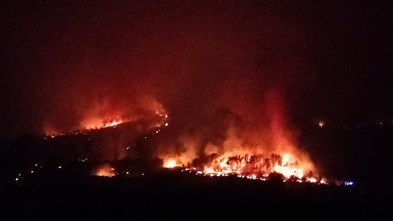 Incendio en Quereño durante la noche