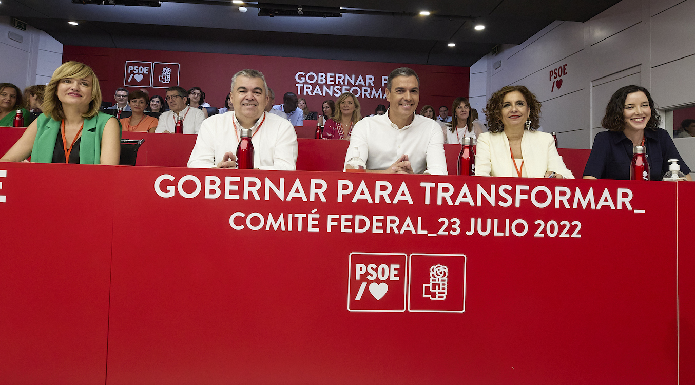 (I-D) La ministra de Educación y Formación Profesional, Pilar Alegría; el secretario de Organización del partido socialista, Santos Cerdán; el presidente del Gobierno, Pedro Sánchez; la ministra de Hacienda y Función Pública, María Jesús Montero; y la secretaría Ejecutiva de Educación y Universidades del PSOE, Mª Luz Martínez Seijo, durante un Comité Federal del PSOE en la sede del partido, a 23 de julio de 2022, en Madrid (España). EP