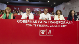 (I-D) La ministra de Educación y Formación Profesional, Pilar Alegría; el secretario de Organización del partido socialista, Santos Cerdán; el presidente del Gobierno, Pedro Sánchez; la ministra de Hacienda y Función Pública, María Jesús Montero; y la secretaría Ejecutiva de Educación y Universidades del PSOE, Mª Luz Martínez Seijo, durante un Comité Federal del PSOE en la sede del partido, a 23 de julio de 2022, en Madrid (España). EP