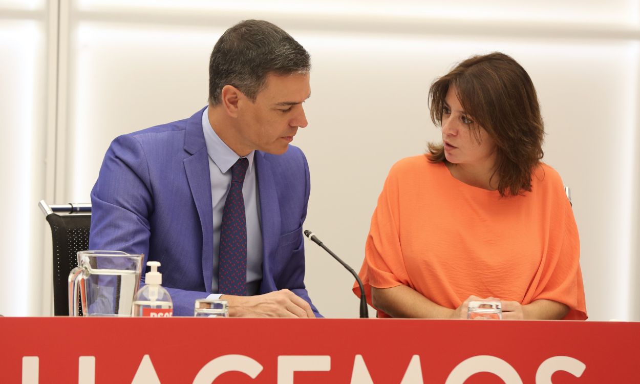 El presidente del PSOE, Pedro Sánchez, y la vicesecretaria general del PSOE, Adriana Lastra, en una reunión de la Ejecutiva Federal del PSOE