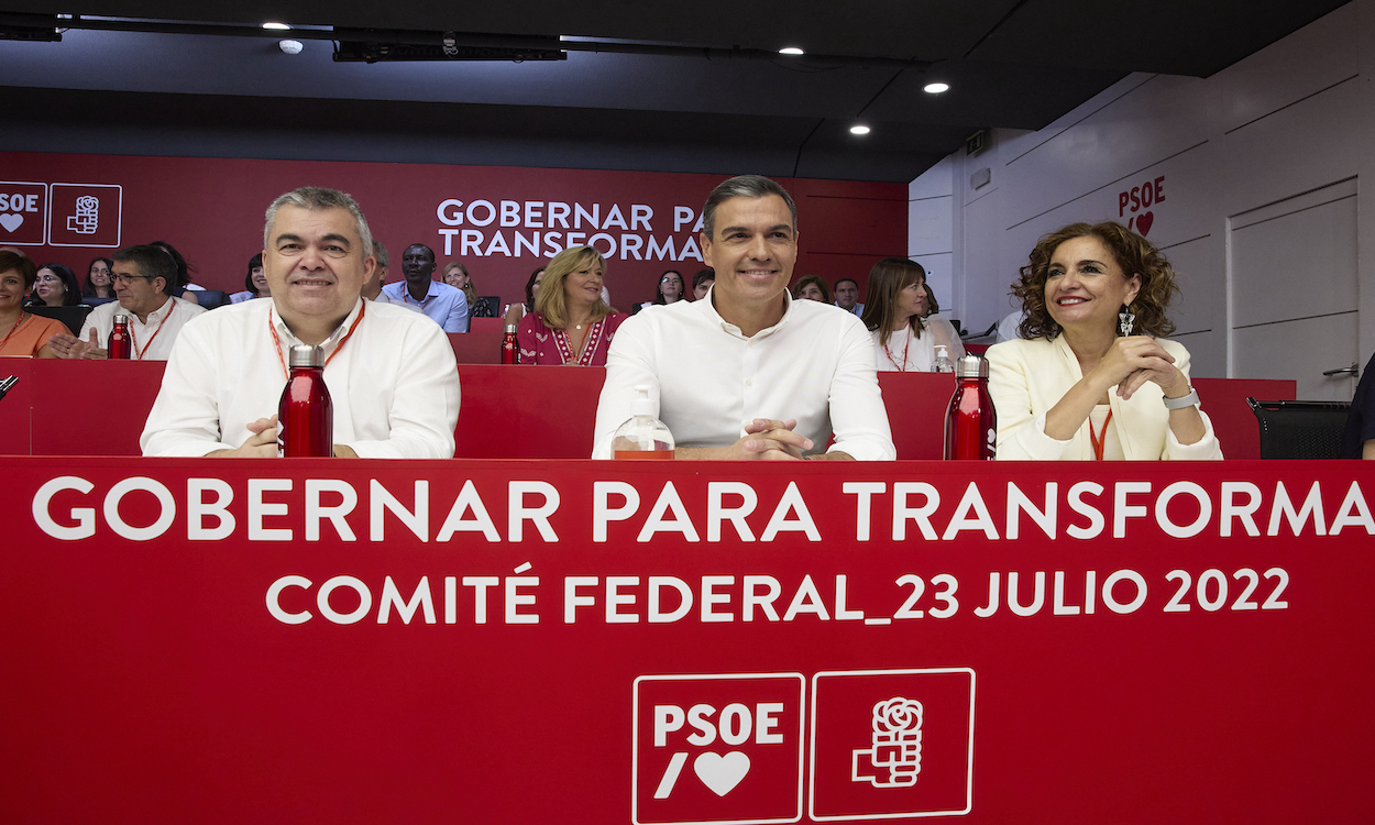Santos Cerdán, Pedro Sánchez y María Jesús Montero durante un Comité Federal del PSOE. EP