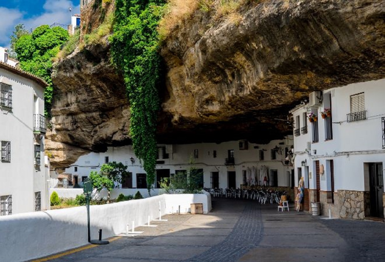 Calle Cuevas del Sol, en Setenil de las Bodegas, Cádiz. Getty