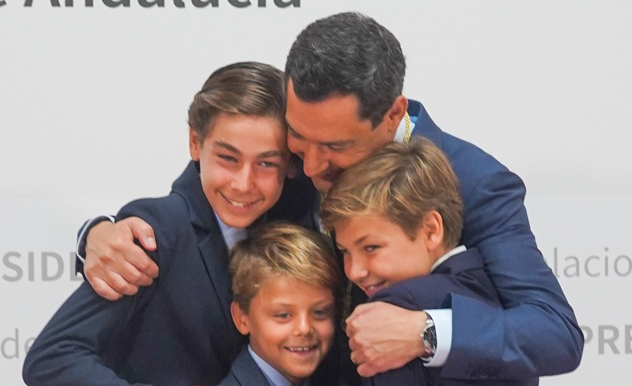 Juan Manuel Moreno, con sus hijos después de la toma de posesión como presidente de la Junta. EDUARDO BRIONES/EP