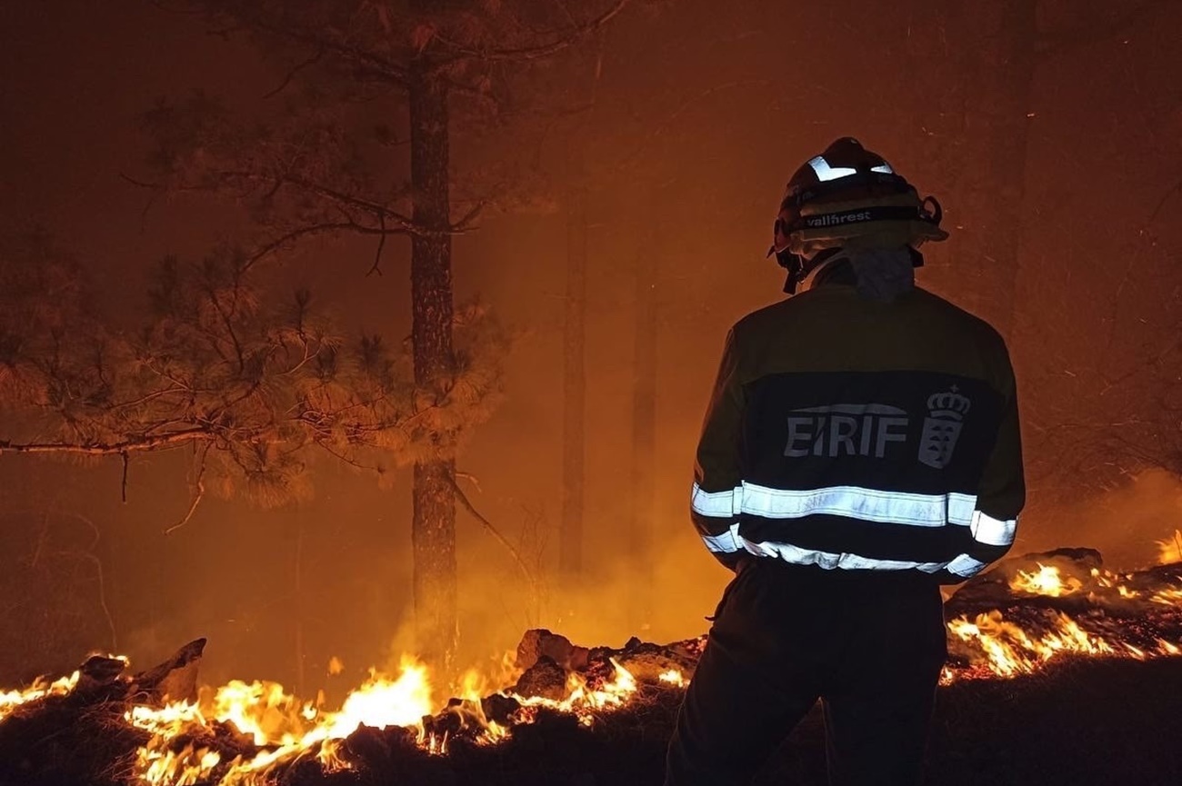 Un efectivo de la EIRIF trabaja en las labores de extinción del incendio de Tenerife. EP/Archivo