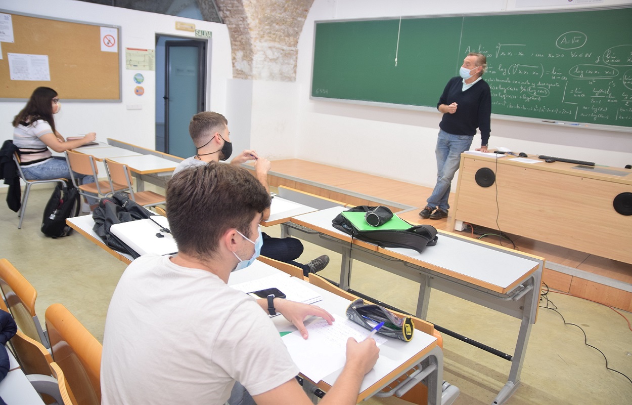Un profesor dando una clase de Matemáticas. Europa Press