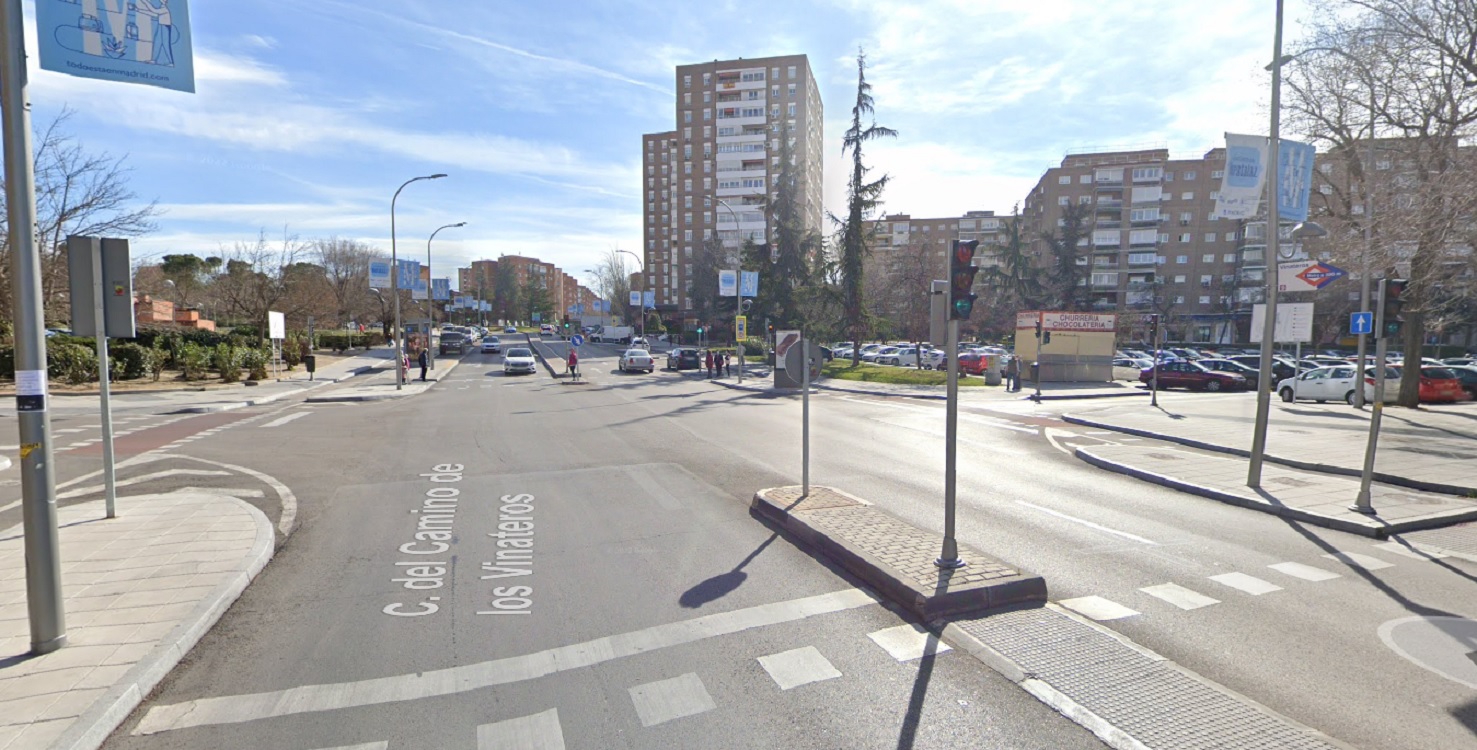 Cruce de las calles Camino de los Vinateros y Marroquina en Moratalaz, Madrid. Google Maps.