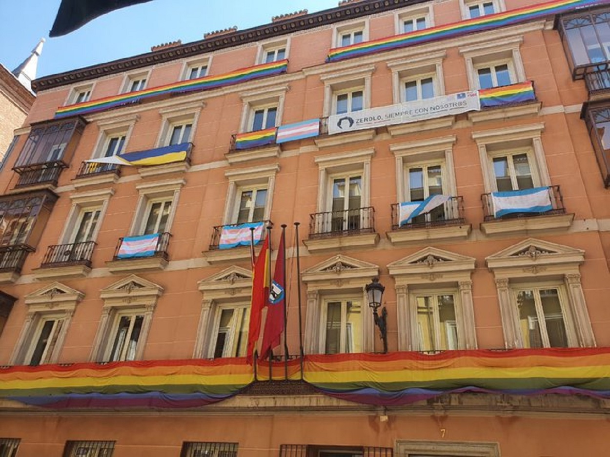 Fachada del edificio de grupos del Ayuntamiento de Madrid. Más Madrid.