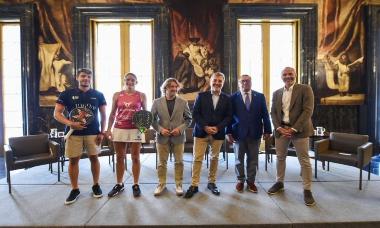 De izquierda a derecha. los palistas profesionales Agus Tapia y Alix Collombon, el regidor de Deportes, David Escudé, el teniente alcalde Jaume Collboni, el presidente de WPT, Ramón Agenjo, y el adjunto a la Presidencia de WPT, Àlex Corretja. Servimedia.