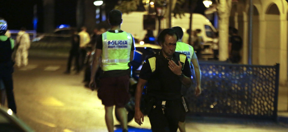 Miembros de las fuerzas seguridad, esta madrugada en la zona del atentado en Cambrils (Tarragona)