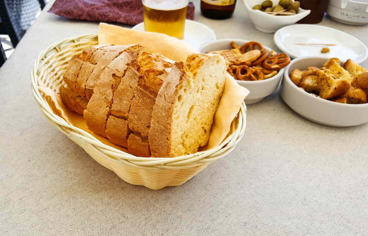 Cesta de pan en un restaurante. Pixabay