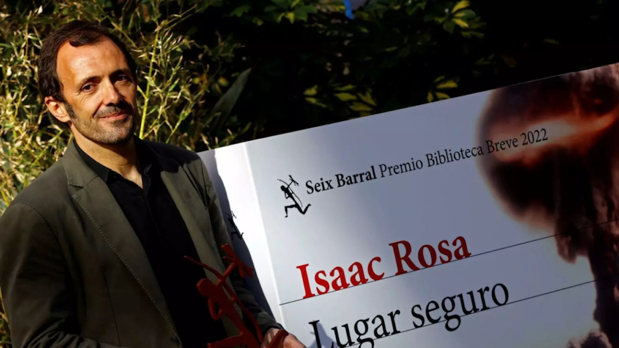 Isaac Rosa en un acto de promoción de su novela 'Lugar seguro'.