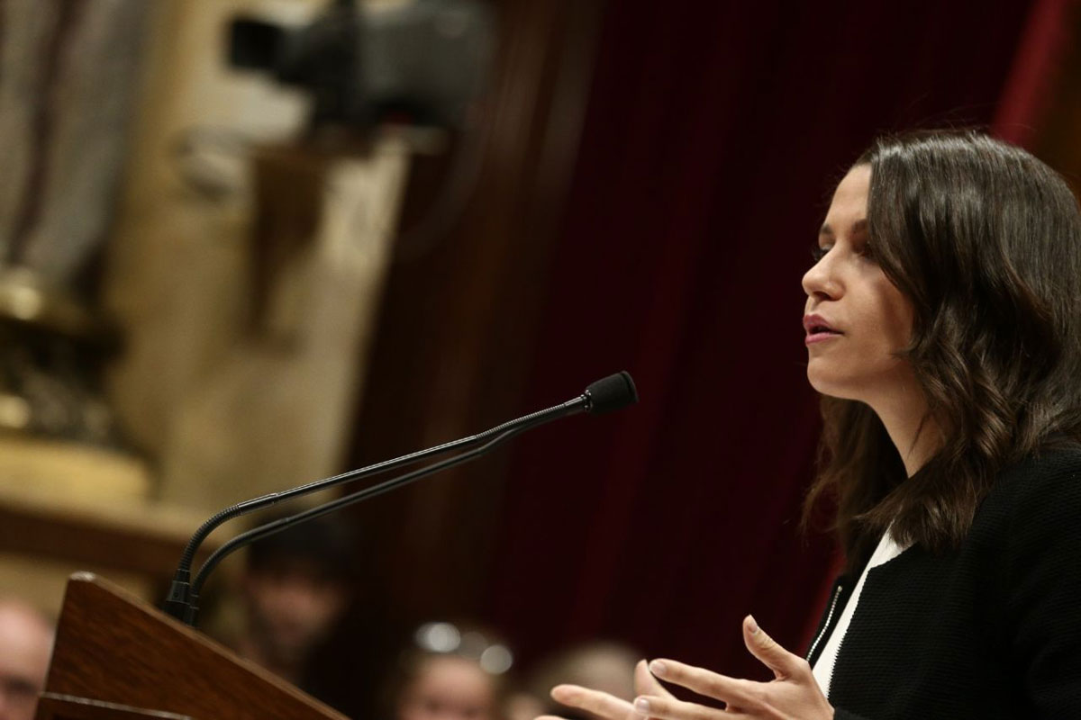 La portavoz de Ciudadanos, Inés Arrimadas, en el Parlament respondiendo a Carles Puigdemont