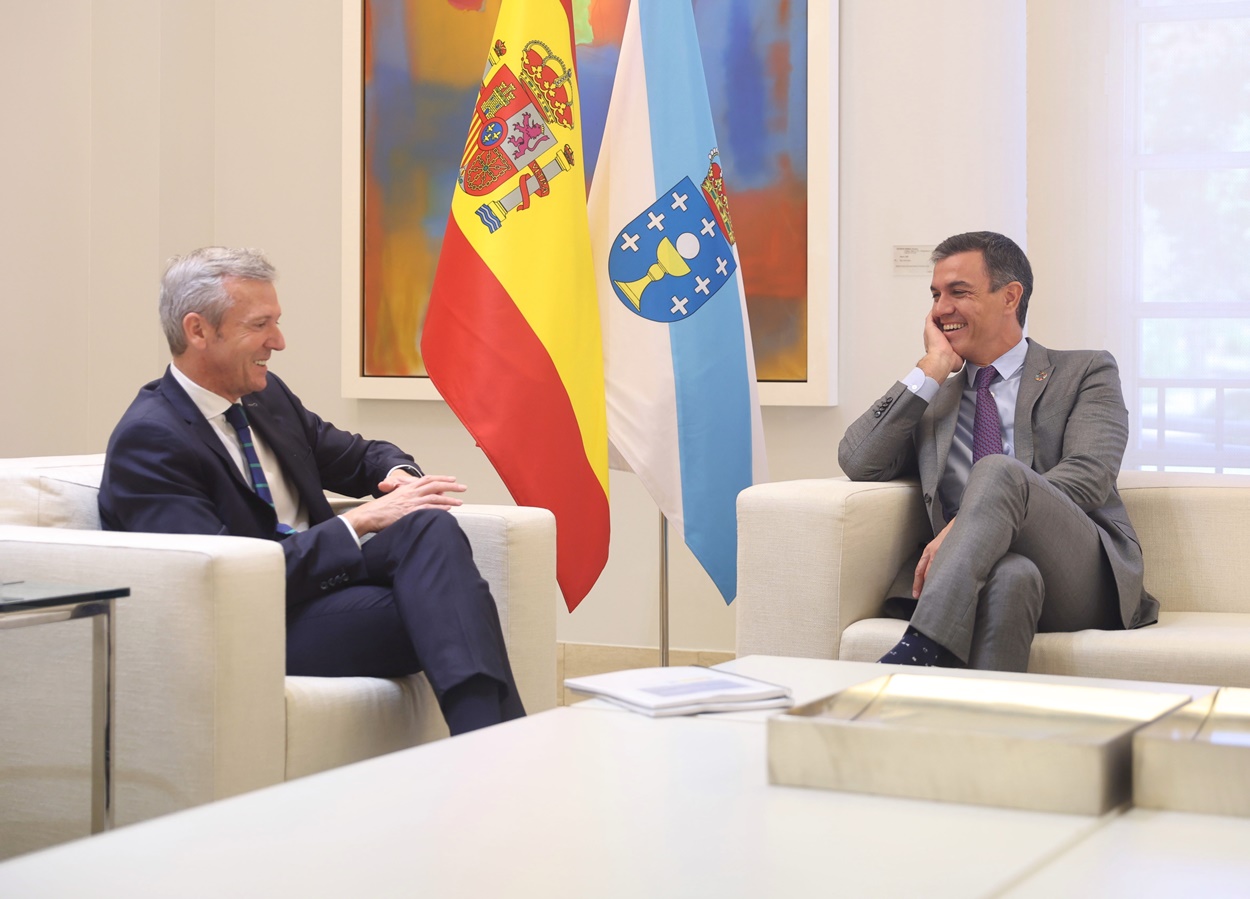 El presidente del Gobierno, Pedro Sánchez, y el máximo responsable político gallego, Alfonso Rueda, en la reunión de hoy (Foto: Europa Press).