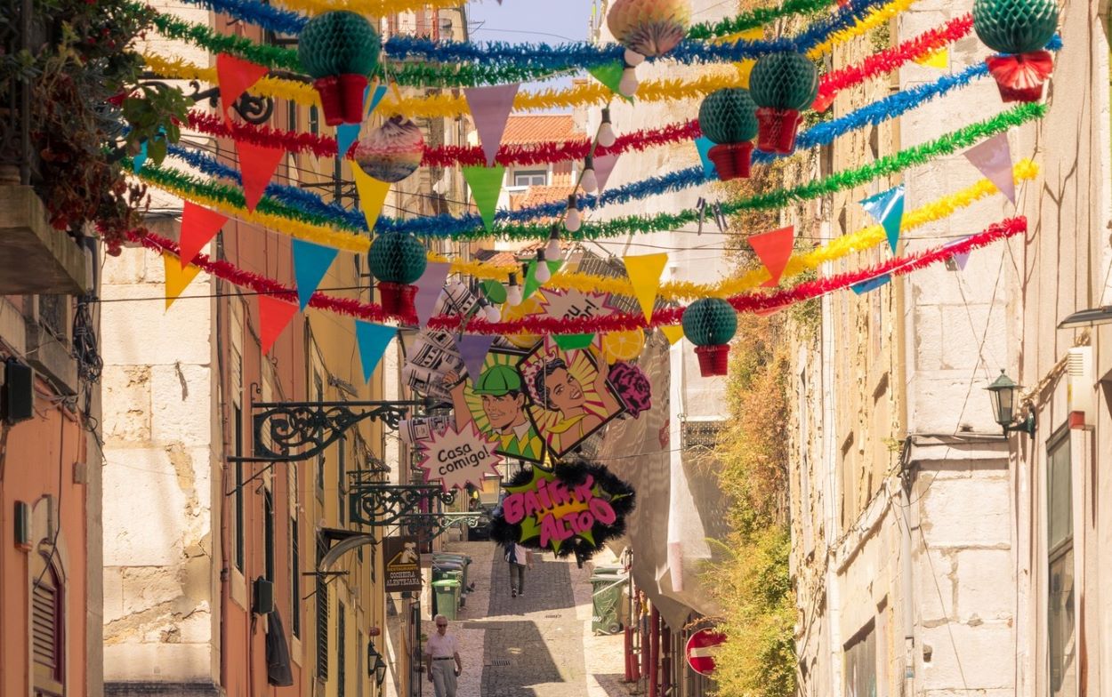 Calle engalanada durante unas fiestas populares. TRENDENCIAS.COM