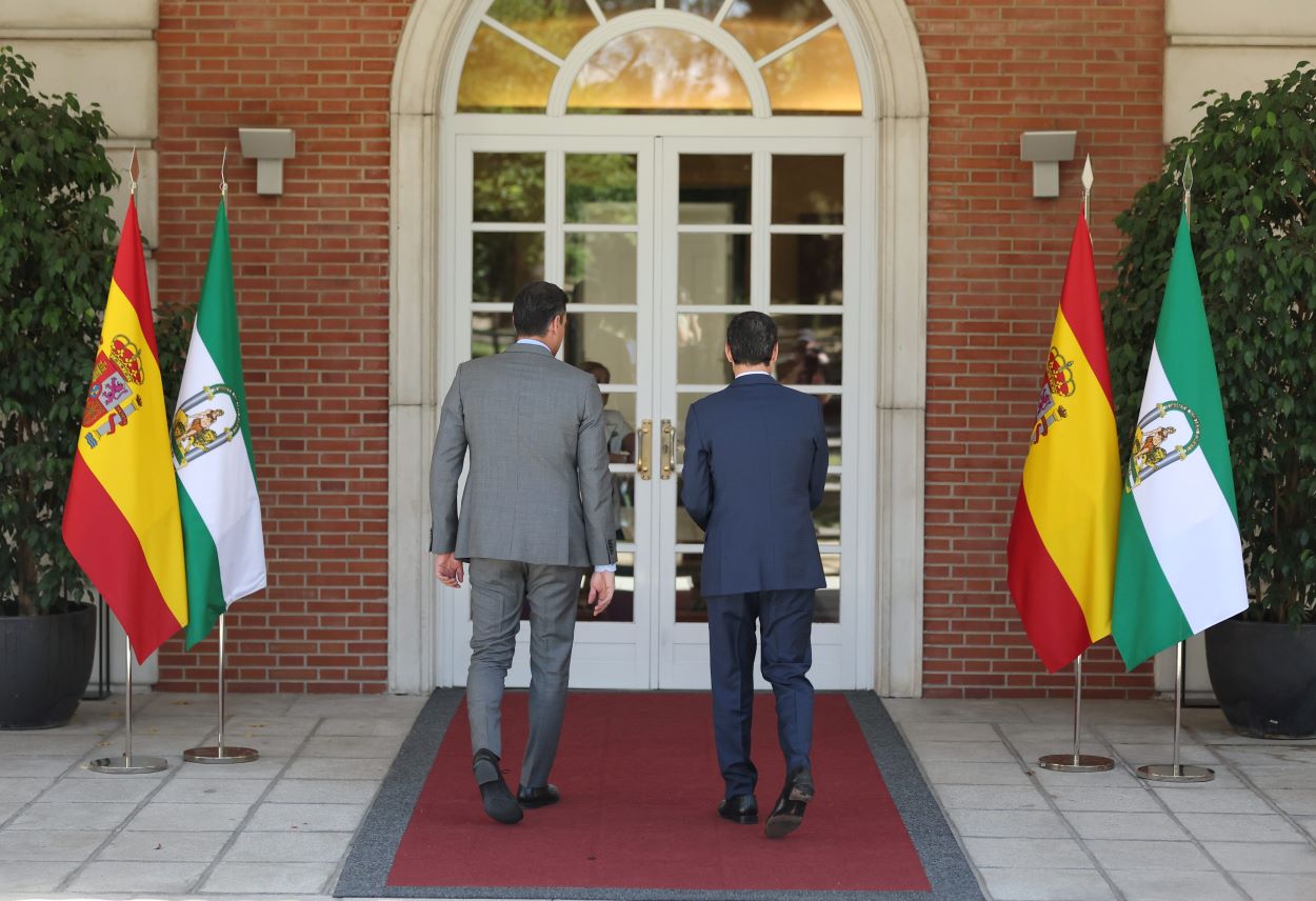 El presidente del Gobierno, Pedro Sánchez, con el presidente de la Junta de Andalucía, Juan Manuel Moreno, ayer, en el Palacio de La Moncloa. EDUARDO PARRA EP