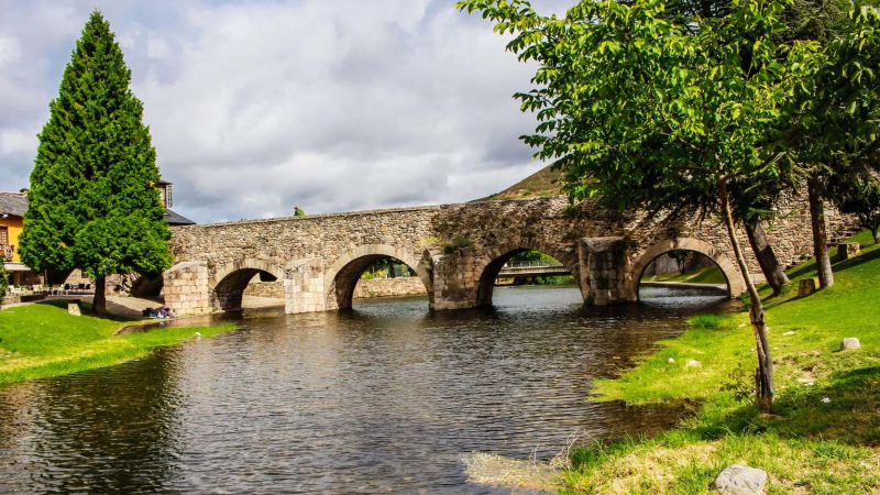 Playa fluvial de Molinaseca, un pueblo atravesado por el Río Meruelo. Ayuntamiento de Molinaseca