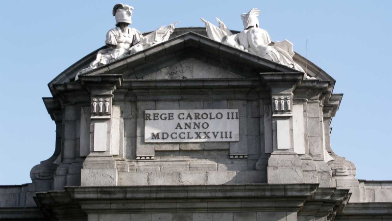 Frontispicio de la puerta de Alcalá, un monumento “de cuando reinó Carolo”