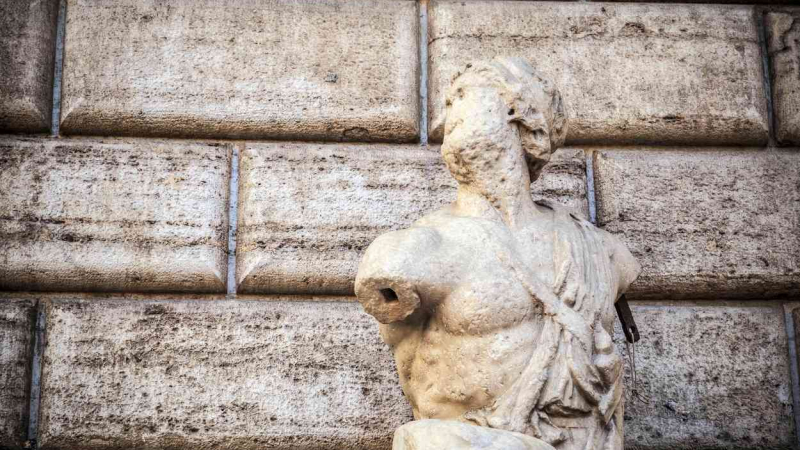 Los pasquines derivan de Pasquino una de las estatuas parlantes de Roma por ser en ella donde se colocaban soflamas difamatorias, habladurías, etc.