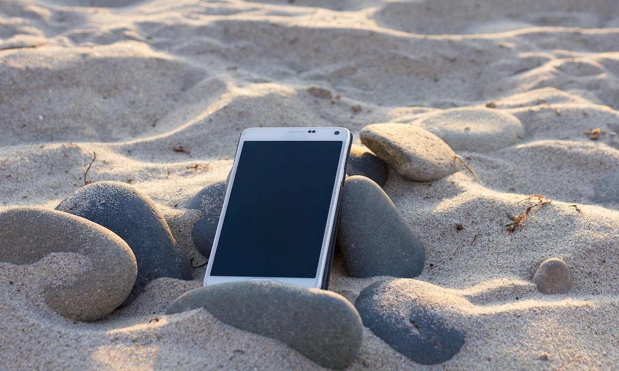 Imagen de un móvil en la playa. Pixabay