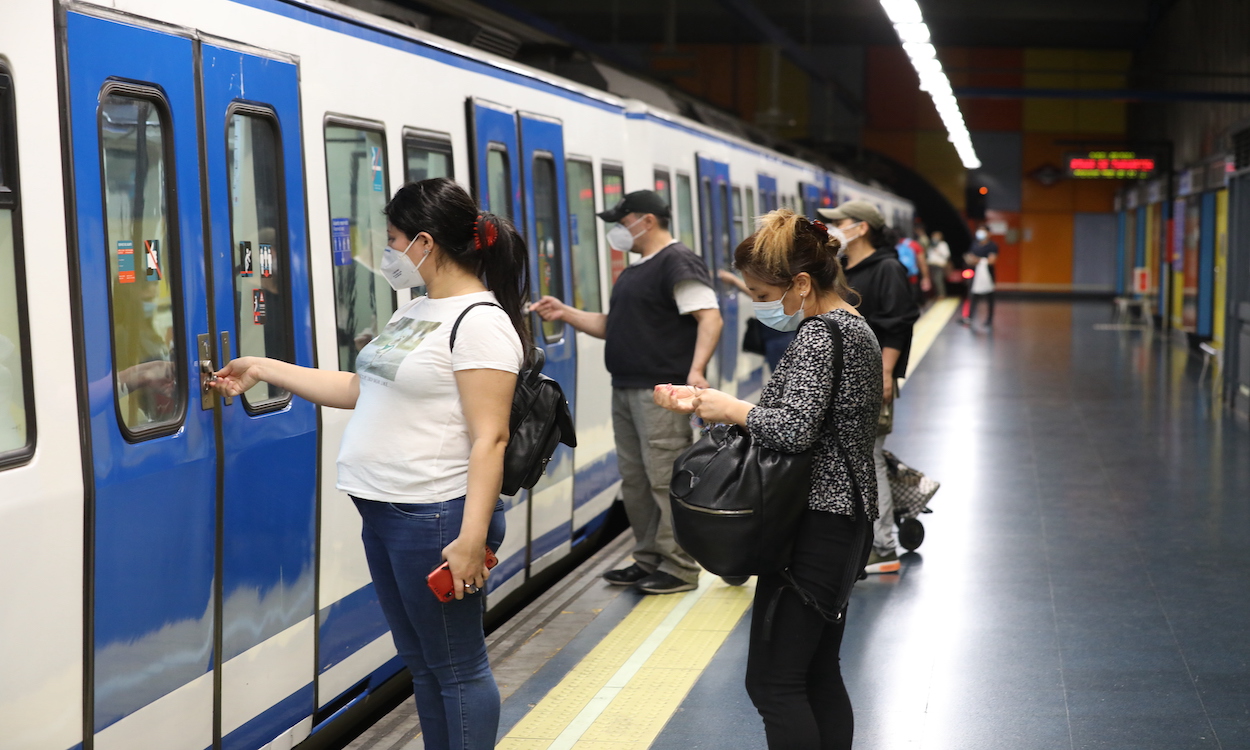 Imagen de pasajeros en el Metro de Madrid. EP